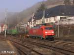 152 152-5 durchfhrt Lorch am Rhein mit ein Containerzug.