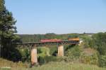 152 033-7 überquert das Viadukt von Beratzhausen mit einem Containerzug.