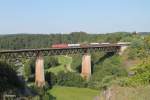 152 152-5 mit einem gemischten Güterzug auf dem Beratzhausener Viadukt.