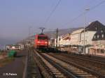 152 071-7 durchfhrt Rdesheim an dem Thein mit ein Containerzug.