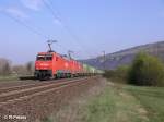 152 098-0 und eine Schwester Maschine durchfahren das Maintal mit ein Containerzug bei Thngersheim.