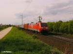 152 082-4 zieht bei Obertraubling ein Containerzug.