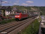 152 150-9 durchfhrt Oberwesel mit ein Containerzug.