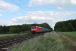 152 019-6 zieht einen LKW-Walter bei der Stromkreistrennstelle Bischofsheim.