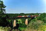 152 158 überquert das Viadukt bei Beratzhausen mit einem Containerzug gen Süden.