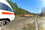 152 062-6 mit Containerzug begenet ICE 27 nach Wien in Ochenbruck.09.03.24