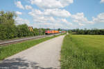 152 042-8 zieht mit einem Containerzug bei Plling in Richtung Nrnberg.