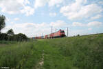 152 130-1 zieht bei Uffenheim ein Containerzug in Richtung Ansbach.