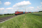 152 143-4 zieht bei Uffenheim ein Containerzug in Richtung Norden.