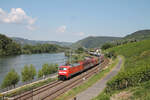 152 009-7 zieht bei Lorch am Rhein ein Containerzug gen Süden.