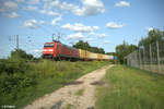 152 141-8 durchfährt die Treuchtlinger Kurve in Nürnberg Hohe Marter mit einem Containerzug aus Nürnberg Hafen.