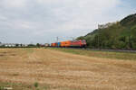 152 041-0 zieht mit ein Containerzug bei Zeil am Main in Richtung Bamberg.