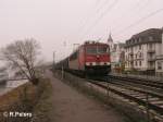 155 015-1 durchfhrt Rdesheim an dem Rhein mit ein gedeckten Gterzug.