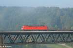 182 024-0 berquert die Brcke bei Beratzhausen mit ein Containerzug.