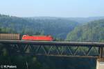 182 021-6 berquert die Brcke bei Beratzhausen mit einem gedeckten Gterzug.