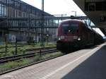 182 002-6 durchfhrt Regensburg HBF mit ein gemischten Gterzug.