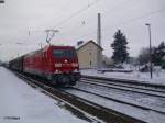 185 299-5 durchfhrt Obertraubling mit einem gedecktem Gterzug.