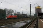 185 302-7 mit LKW-Walter in Frankfurt/Main Ost.