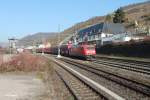 185 296-1 durchfhrt Lorch am Rhein mit einem gedeckten Gterzug.