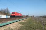 185 302-7 mit Container/Wechselpritschen bei Hattenheim am Rhein.