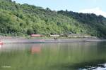 185 346-4 hat den Loreley Tunnel mit einem gemischten Güterzug verlassen und erreicht gleich St.