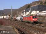 185 073-4 durchfhrt Lorch an dem Rhein mit ein gemischten Gterzug.