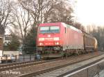 185 280-5 fhrt mit ein gemischten Gterzug in Rdesheim an dem Rhein ein.