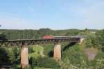 185 301-9 überquert das Viadukt bei Beratzhausen mit einem Kesselzug in Richtung Regensburg.