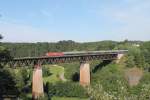 185 301-9 überquert das Viadukt bei Beratzhausen mit einem Kesselzug in Richtung Regensburg.