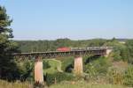 Eine unbekannte 185iger mit Staubsilowagen auf dem Viadukt bei Beratzhausen.