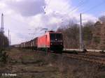 185 066-8 zieht bei Berlin-Friedrichshagen ein leeren Stahlzug nach Ziltendorf.