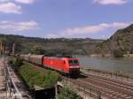 185 116-1 durchfhrt Oberwesel mit ein gemischten Gterzug.