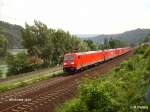 185 305-9 berfhrt bei Bacharach ein Lokzug.