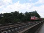 185 308-4 zieht ein gemischten Gterzug ber die Donaubrcke bei Regensburg-Prfering.