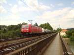 185 349-8 zieht ein Intermodalzug ber die Donaubrcke bei Regensburg HBf-Prfering.