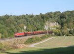 185 377-9 hat den Esslinger Tunnel im Altmühltal mit einem langen GC62446 aus München in Richtung Würzburg verlassen.