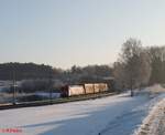 185 293-8 zieht ein gedeckten Gterzug mit Motoren nach Spanien bei Sinsgrn.