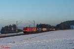 185 318-3 zieht ein Containerzug bei Seubersdorf.