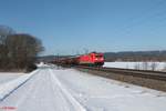 185 369-6 schiebt am Schluss von dem Containerzug mit Offenen Eas.