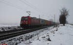 185 365-6 zieht bei Pölling ein Containerzug.