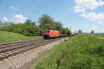 185 054-4 zieht mit einem gemischten Güterzug bei Pölling gen Nürnberg. 14.05.24