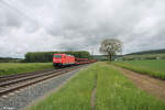 185 362-1 zieht bei Retzbach-Zellingen mit einem leeren Autotransportzug gen Süden.