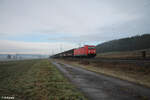 185 302-7 zieht mit einem langen gemischten Güterzug bei Oberdachstetten in Richtung Süden. 08.12.24