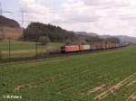 189 005-2 folgt im Blockabstand dahinter mit ein Containerzug.