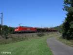 189 001-1 zieht ein Schotterzug durch die Kurve bei Edlhausen.