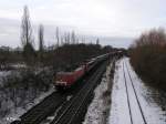 189 015-1 und eine 155 ziehen bei Schkeuditz ein Containerzug.