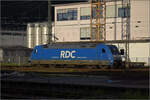   101 027 von RDC darf erst einmal niederen Rangierdienst machen und den Autozug zusammenstellen, bevor es auf die Strecke geht.