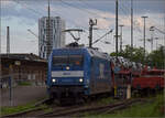 101 027 von RDC darf erst einmal niederen Rangierdienst machen und den Autozug zusammenstellen, bevor es auf die Strecke geht.