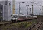 Niemand versteht, warum ein IC1 erst kurz vor ihrer endgültigen Ausmusterung einen durchgehend einheitlichen Anstrich bekommen hat. Die passende Lok 101 013 ist im Duisburg auf dem Güterzuggleis am Zug. Februar 2026.