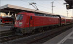 Skodalok 102 006 mit den Skoda-Dostos nach Ankunft in Nürnberg.